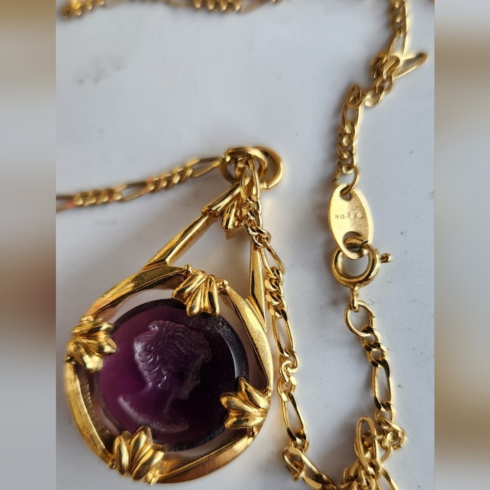 Vintage Gold Tone Cameo Pendant Necklace Purple Gemstone Figarope Chain - Picture 10 of 15